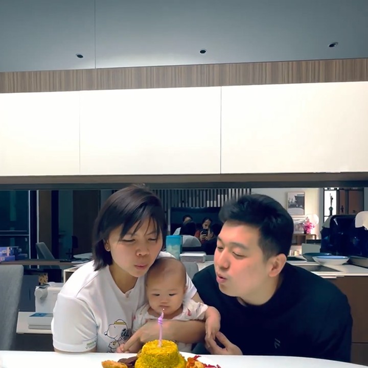 <p>Tak hanya suami dan anaknya, di sana juga dihadiri beberapa anggota keluarga. Setelah Felix duduk di samping sang istri, mereka mulai menyanyikan lagu ulang tahun. (Foto: Instagram @greyspolii dan @felixdjimin)<br /><br /><br /></p>