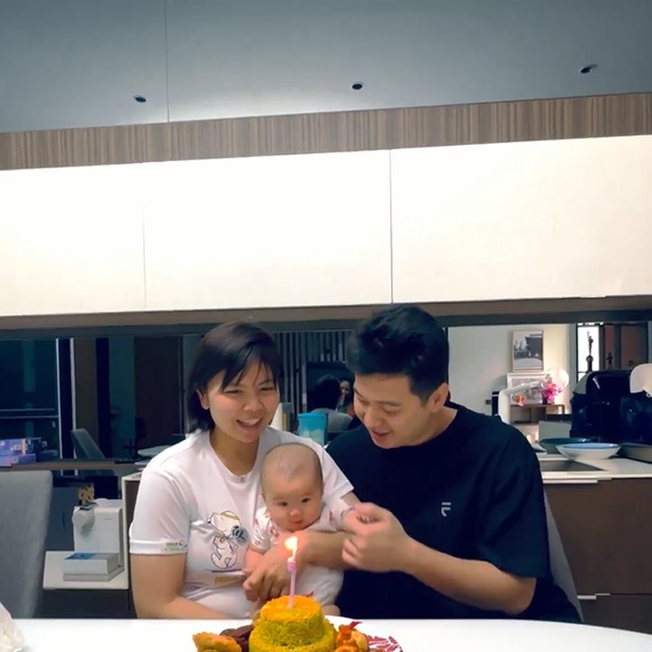 <p>Momen ini pun diunggah melalui akun Instagram pribadi Greysia dan sang suami, Felix Djimin. Dalam unggahan tersebut, tenyata perayaan ulang tahun tersebut berlangsung dengan sangat sederhana. (Foto: Instagram @greyspolii dan @felixdjimin)<br /><br /><br /></p>