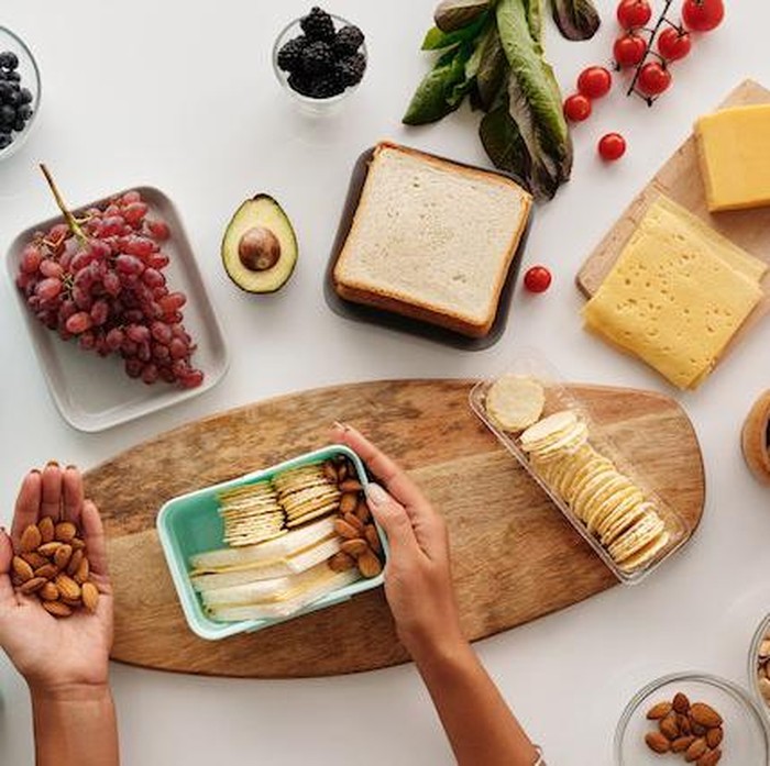Ilustrasi membawa bekal agar hidup minimalis / Foto: Pexels.com / Vanessa Loring