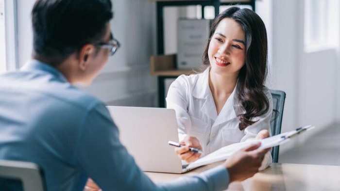 Hal yang dilakukan orang dengan kecerdasan emosional tinggi saat bicara dengan orang lain