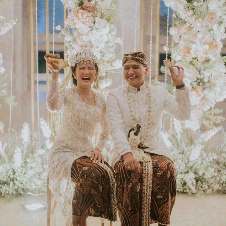 <p>Masayu Clara dan Qausar Harta Yudana sedang berbahagia, Bunda. Belum lama ini, pasangan yang menikah pada 20 Mei 2022 ini menyambut kelahiran anak pertama. Bayi mereka lahir kembar berjenis kelamin laki-laki. Sebagaimana yang dibagikan di akun Instagram, kedua bayi pasangan ini menyapa dunia pada 9 Agustus yang lalu pada pukul 20.28 dan 20.30. (Foto: Instagram @masayuclara)<br /><br /><br /></p>