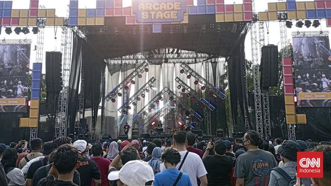Pas Band jadi pembuka di hari terakhir The 90'2 Festival di Jakarta. Band asal Bandung itu juga menyelipkan Selawat Nabi di akhir setlist.