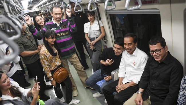 Presiden Jokowi sudah lima kali lebih meninjau dan mencoba LRT Jabodebek. Saat mencoba, ia mengatakan LRT nyaman dan cepat.