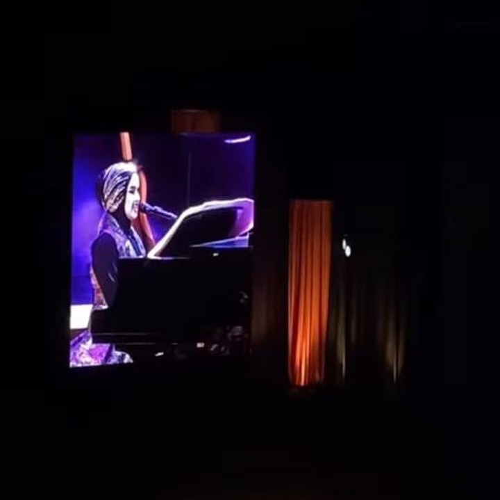 <p>Kabar Putri yang hadir dalam konser tersebut diumumkan promotor Color Asia Live melalui Instagram. "<em>Welcoming Putri Ariani as the special guest star for 'Hitman David Foster and Friends' stage on 12 August</em>," dikutip dari akun @colorliveasia. (Foto: Instagram @ferryardiansyah19)<br /><br /><br /></p>