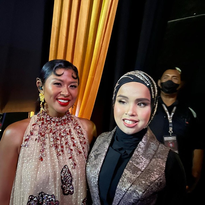 <p>Lalu konser ini juga menampilkan Dira Sugandi sebagai <em>special guest</em>. Putri tak lupa mengabadikan momen bersama pelantun<em> Inside Love</em> tersebut.(Foto: Instagram @arianinismaputri)<br /><br /><br /></p>