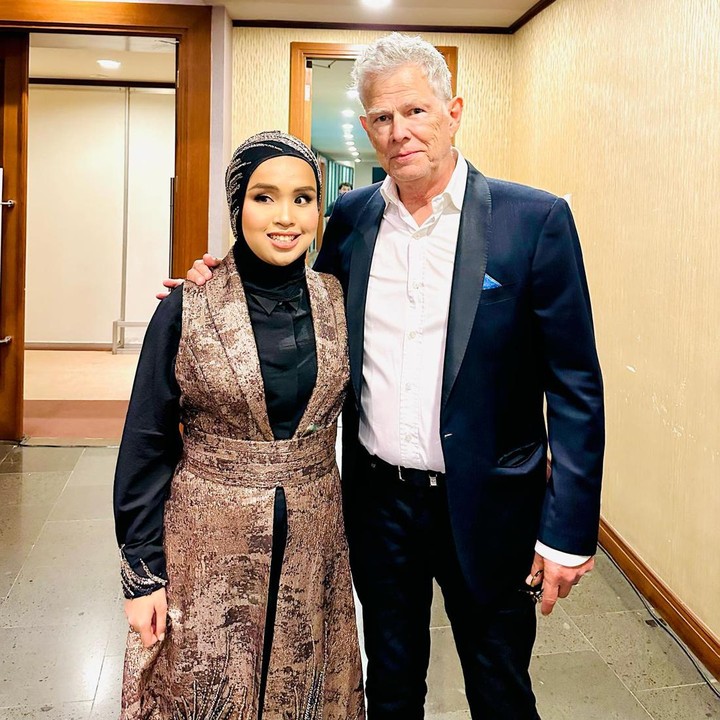 <p>Tak hanya <em>likes</em>, postingan Putri juga mendapat beragam pesan manis. "Mashaallah..Putri kereen banget bisa bergabung dg musikus dunia..dizaman saya masih muda..Putri belum lahir pastinya," tutur @as_*****. Keren ya, Bunda? Kita doakan, semoga karier Putri di dunia hiburan semakin cemerlang, ya. (Foto: Instagram @arianinismaputri)</p>