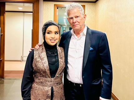7 Potret Putri Ariani Tampil di Konser David Foster, Duet dengan Peabo Bryson