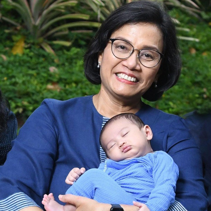 <p>Sri Mulyani dikenal sebagai Menteri Keuangan. Namun di samping itu, ia tetaplah seorang nenek dengan hati lembut dan bahagia saat bersama cucu-cucunya. (Foto: Instagram @smindrawati)<br /><br /><br /></p>