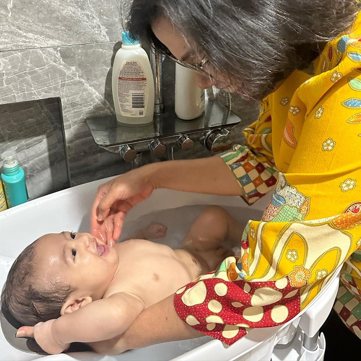 <p>Potret Sri Mulyani memandikan cucu pun mendapat banyak reaksi dari publik, Bunda. Melalui kolom komentar, ia mendapat banyak pujian dan didoakan selalu bahagia bersama orang terkasih. "Wah tertawa ceria dimandiin eyang Utinya. Selamat berbahagia bu," ujar akun @ita*****. (Foto: Instagram @smindrawati)<br /><br /><br /></p>