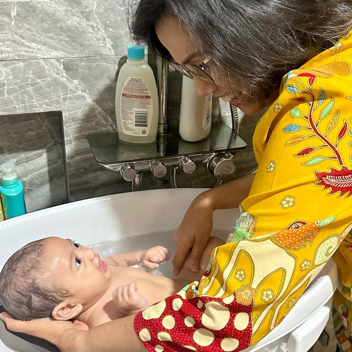 <p>Momen tersebut ia bagikan dalam akun Instagram pribadi. Melalui <em>caption,</em> ia menyebut aktivitas tersebut menjadi momen terbaik dalam hidup. "Saat-saat terbaik... Saling membahagiakan... Tak ternilai harganya..." tulisnya. (Foto: Instagram @smindrawati)<br /><br /><br /></p>