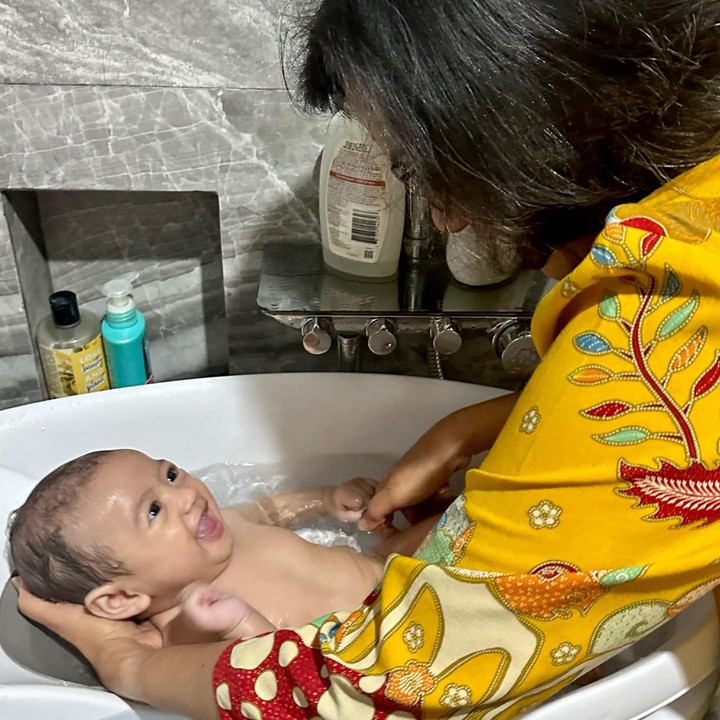 <p>Beberapa waktu yang lalu, wanita berusia 60 tahun ini menunjukkan salah satu momen yang membuatnya bahagia. Ini ketika ia memandikan sang cucu. (Foto: Instagram @smindrawati)<br /><br /><br /></p>