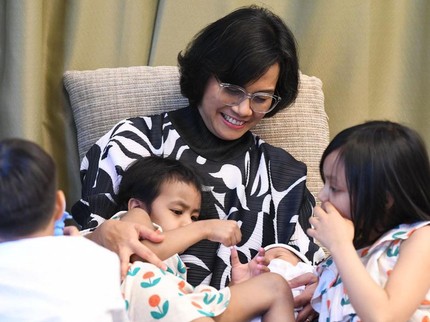 Potret Kebahagiaan Sri Mulyani Mandikan Sang Cucu: Tak Ternilai Harganya
