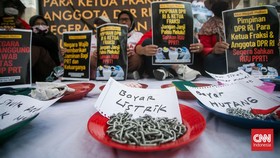FOTO: 30 Orang Gelar Aksi Mogok Makan di DPR