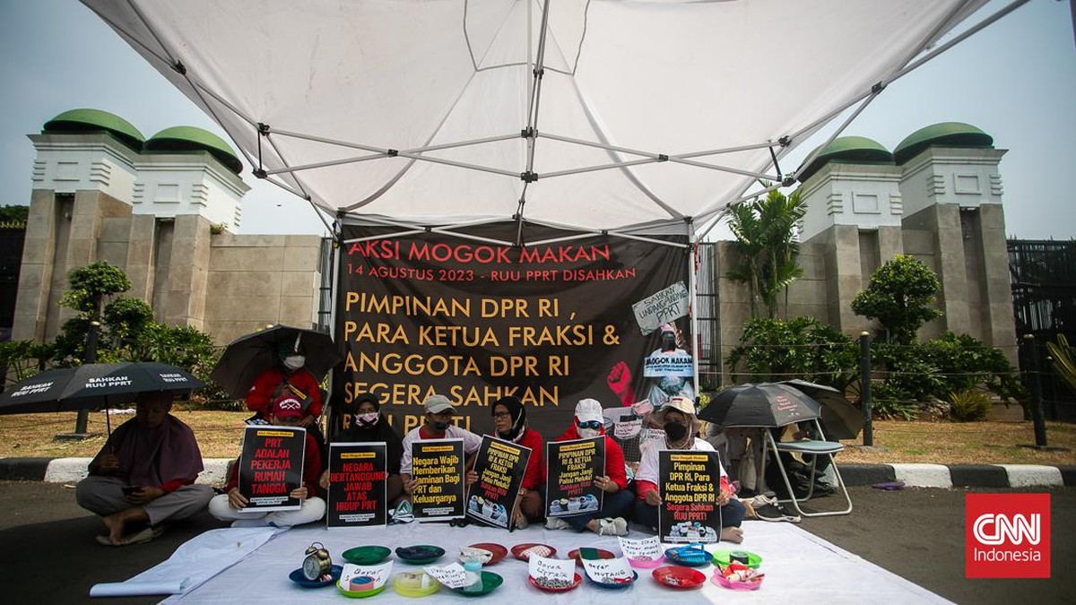 FOTO: 30 Orang Gelar Aksi Mogok Makan di DPR