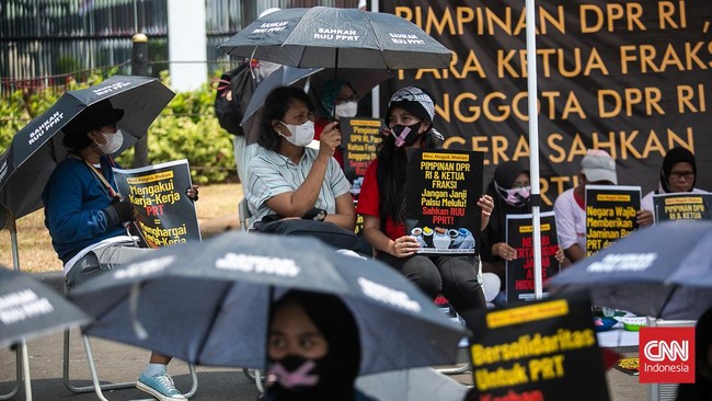 FOTO: 30 Orang Gelar Aksi Mogok Makan di DPR