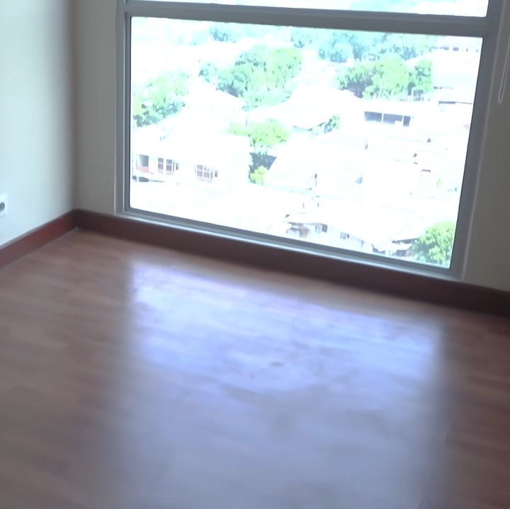 <p>Apartemen Inge Anugrah memiliki dua kamar, Bunda. Salah satu kamarnya masih terlihat kosong. Ia sedang mempersiapkan ruangan ini sebagai kamar anak-anaknya apabila hendak berkunjung. "Memang aku sama Kenzo dan Marco komunikasi terus, mereka bilang mau ke sini kalau <em>weekend,"</em> tutur Bunda dua anak ini. (Foto: YouTube Melaney Ricardo)</p>