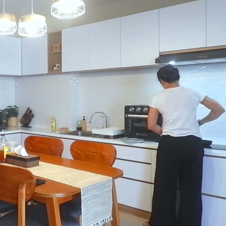 <p>Salah satu tempat favoritnya adalah dapur, di mana Inge rutin memasak untuk anak-anak dan orang-orang terdekatnya. "Itu <em>therapeutic</em> bagi aku dan aku melihat orang yang kusayang makan sesuatu yang bernutrisi dan mereka menikmatinya, itu jadi kepuasan tersendiri," ujarnya. (Foto: YouTube Melaney Ricardo)</p>