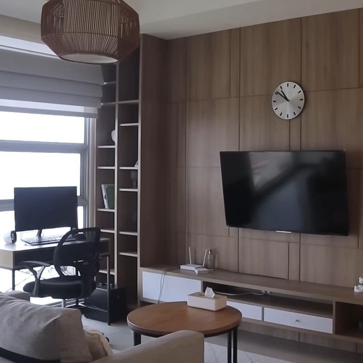 <p>Apartemen Inge Anugrah terlihat hangat dengan unsur kayu di ruangan utama. Di tempat ini, ia biasa menghabiskan waktu luangnya untuk bersantai. "Aku kalau lagi sempat nontonnya Netflix, jadi aku pasang di sini. <em>Sometimes</em> aku browsing aja di sini cari-cari <em>podcast,"</em> ucapnya. (Foto: YouTube Melaney Ricardo)</p>