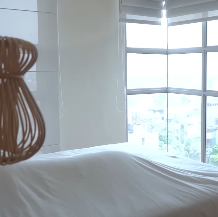 <p>Sementara itu, kamar utama Inge Anugrah terlihat simpel dengan kasur warna putih dan ornamen etnik berupa lampu tidur yang terbuat dari rotan. (Foto: YouTube Melaney Ricardo)</p>