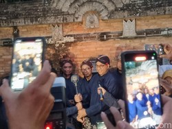Hadiah Tombak Cakra Bertulisan Asmaul Husna untuk Anies Usai Ziarah Kotagede