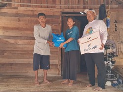 bank bjb Beri 100 Paket Sembako ke Masyarakat di Pulau Panjang Banten