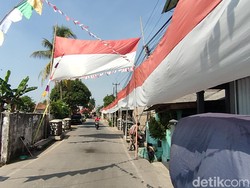 Bendera 300 Meter dari Kuli Bangunan di Cianjur