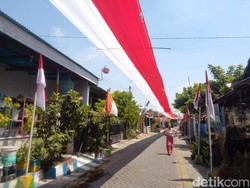 Warga Sidoarjo Bentangkan Umbul-umbul Merah Putih 600 Meter di Jalan Kampung