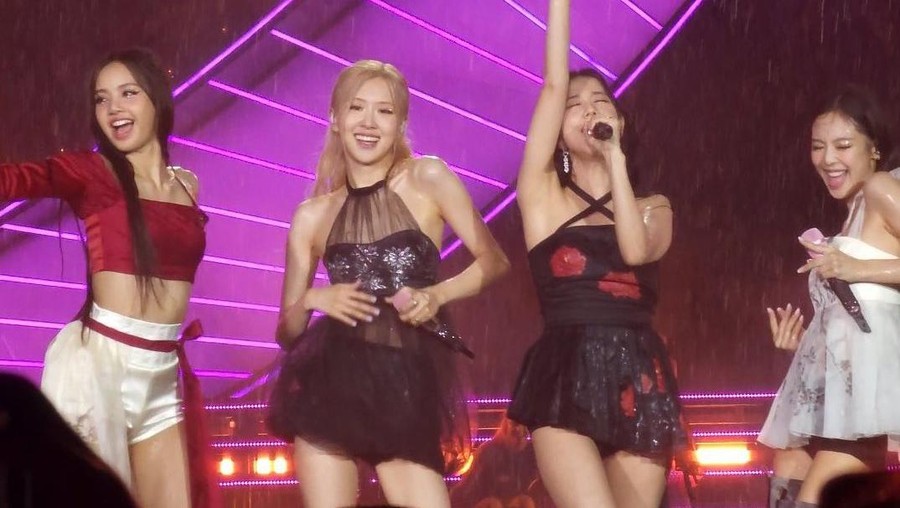 BLACKPINK Tampil Basah Kuyup Saat Hujan, Tuai Pujian Dinilai Makin Cantik