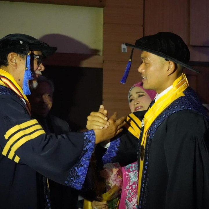 <p>Unggahan Deddy Mizwar kemudian mendapat banyak reaksi. Melalui kolom komentar, ia dan sang putra dibanjiri pujian. "Sukses pak haji, sukses anakku zulfikar rakita dewa, sejak sekolah kamu emang keren bro," kata akun @saha****. (Foto: Instagram @deddy_mizwar)<br /><br /><br /></p>