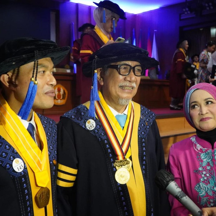 <p>Bagi bintang Nagabonar tersebut, belajar merupakan hal yang penting. Bahkan, pria berusia 68 tahun ini menyarankan untuk belajar hingga akhir hayat. <em>"Alhamdulillah.</em> Belajarlah mulai sejak dalam buaian hingga sebelum sakratul maut." (Foto: Instagram @deddy_mizwar)<br /><br /><br /></p>