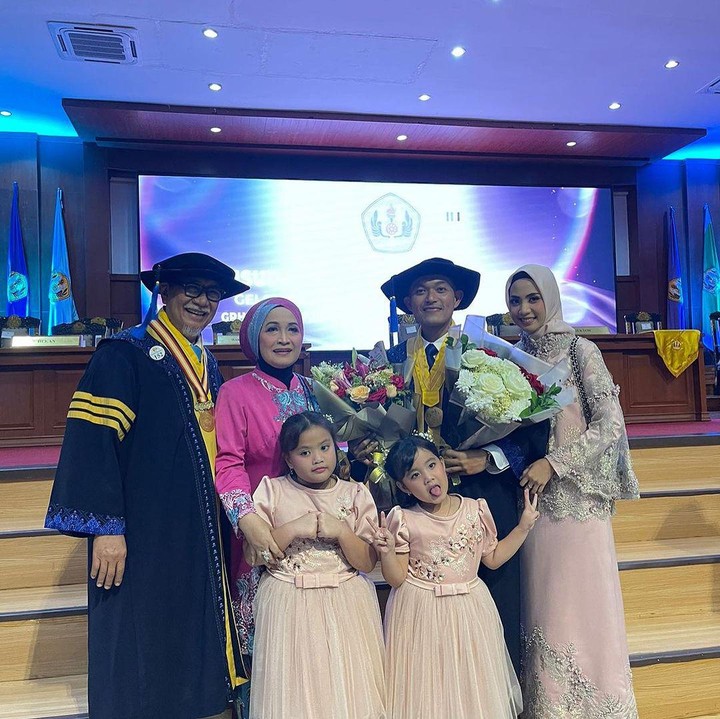 <p>Mendapat banyak pujian, Deddy kemudian memberikan tanggapan. Ia berterima kasih atas ucapan selamat serta doa terbaik untuk ia dan sang putra. "Terimakasih atas apresiasi n doa2nya," katanya. (Foto: Instagram @deddy_mizwar)</p>