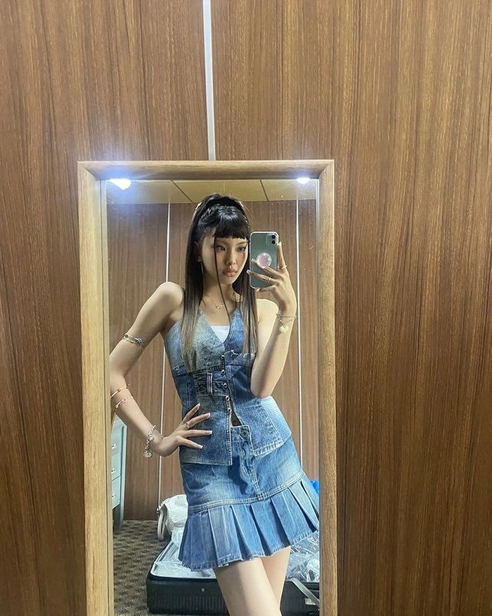 Dinamis dan Bebas dengan Overall Denim Skirt/ foto instagram: hyeinnewjeans