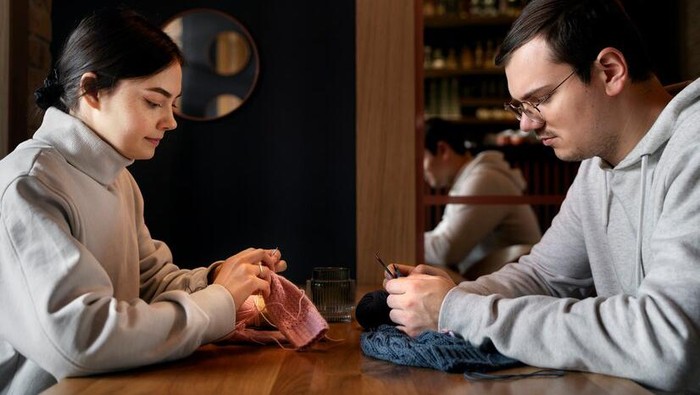 Seseorang dengan emotionally unavailable merasa tidak nyaman untuk terikat dalam komitmen bersama orang lain