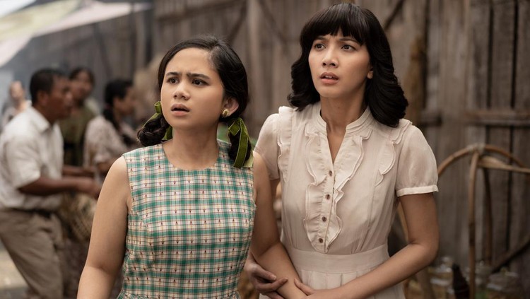 Gadis Kretek Gadis Kretek. (L to R) Tissa Biani as Rukayak, Sheila Dara as Purwanthi in Gadis Kretek. Cr. Courtesy of Netflix © 2023