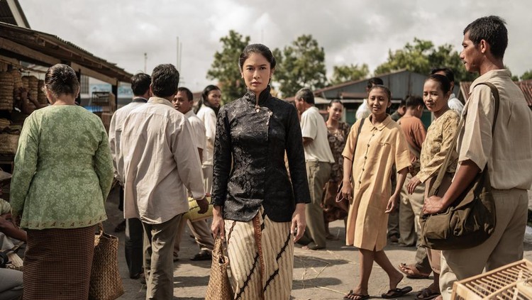 Gadis Kretek Gadis Kretek. Dian Sastrowardoyo as Dasiyah in Heartbreak High S1. Cr. Courtesy of Netflix © 2023