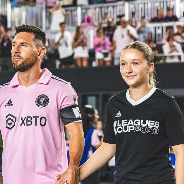 <p>Baru-baru ini, Harper juga menjadi sorotan karena mendampingi pesepak bola Lionel Messi di pertandingan Inter Miami dan Charlotte di Fort Lauderdale, Miami, Florida. Ia tampil mengenakan busana kasual saat memasuki lapangan bersama Messi. (Foto: Instagram @davidbeckham)</p>