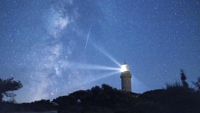 Tontonan Langit Agustus: Hujan Meteor Perseid dan Bulan Biru yang Memesona