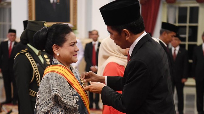 Presiden Joko Widodo bakal memberi gelar tanda jasa dan kehormatan kepada 23 orang menteri pada peringatan HUT ke-79 RI.