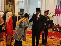 Jokowi Anugerahkan Tanda Kehormatan ke Iriana hingga Saldi Isra