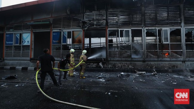 Kepala Humas Transjakarta mengatakan halte sementara pengganti halte Tendean yang kebakaran kemarin berada di bawah flyover samping Halte Tendean.