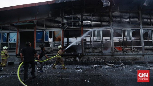 Kebakaran yang menghanguskan Halte Transjakarta Tendean, Jakarta Selatan diduga karena korsleting listrik.