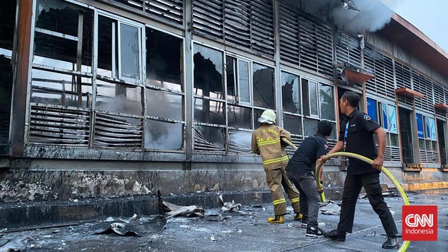 Kebakaran melanda Halte Transjakarta Tendean, Jakarta Selatan. Akibat kebakaran ini seluruh bagian halte hangus, kaca-kaca pecah, hingga plafon berjatuhan.