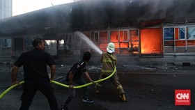 FOTO: Kebakaran Halte Transjakarta Tendean