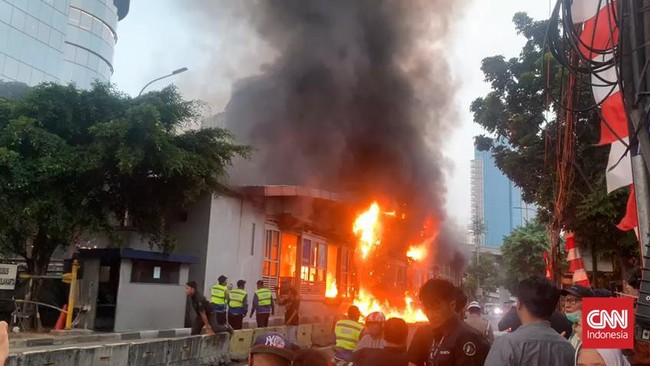 Kebakaran melanda Halte Transjakarta Tendean, Jakarta Selatan, Senin (14/8).
