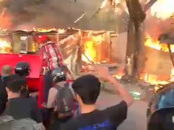 14 Lapak Pedagang di Kawasan GOR Sudiang Makassar Ludes Terbakar