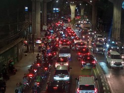 Lalin Wolter Monginsidi-Tendean Sempat Macet 3 Km Imbas Halte TransJ Terbakar