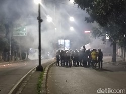 Momen Mencekam Saat Bentrok Warga Dago Elos dengan Polisi