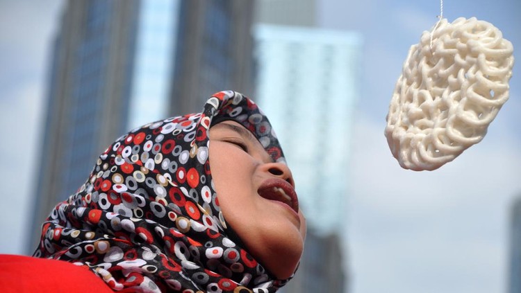 Lomba Makan Kerupuk Lomba Makan Kerupuk