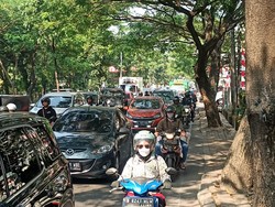 Lalin Ciputat Arah Jaksel Macet Panjang Gegara Galian, Warga Sampai Pusing