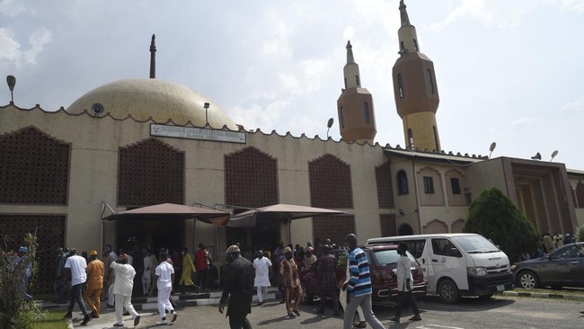 Masjid di Kota Zaria, Nigeria, ambruk mengakibatkan tujuh orang jemaah yang tengah beribadah tewas pada Jumat (11/8) waktu setempat.
